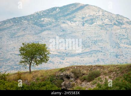 Fine estate paesaggio, al crepuscolo, nelle montagne che circondano Podgorica, paesaggio arido, arroccato dal sole estivo. Foto Stock