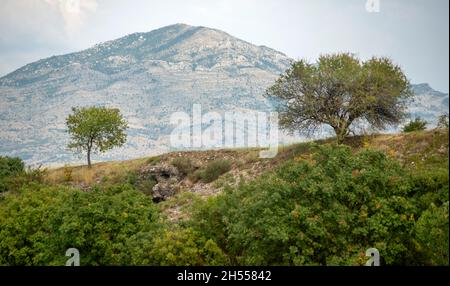 Fine estate paesaggio, al crepuscolo, nelle montagne che circondano Podgorica, paesaggio arido, arroccato dal sole estivo. Foto Stock