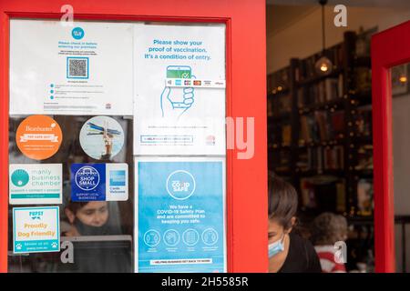 Australia, covid 19 requisiti per l'ingresso al cafe' di vaccinazione dello spettacolo e check in con codice QR, cameriera che indossa la maschera facciale, Manly Beach Sydney Foto Stock