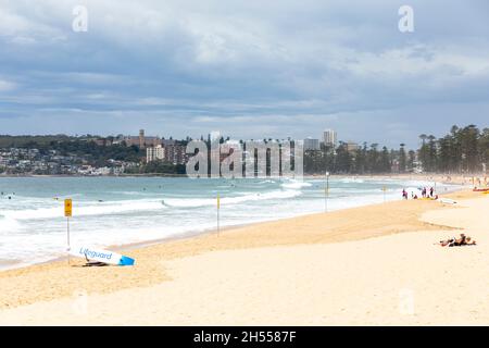 Manly Beach a Sydney vista lungo le sabbie e l'oceano con bagnino surf vicino al Waters Edge, Sydney, Australia Foto Stock