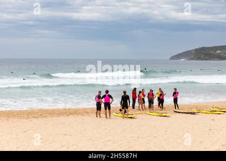 Surf Live salvando volontari che vengono insegnati come navigare su Manly Beach, Surf Rescue nsw è composto da volontari salvavita, Sydney, Australia Foto Stock