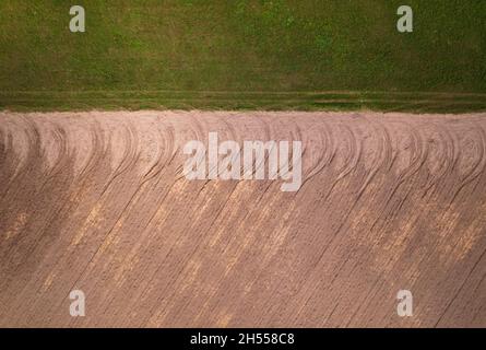 Disegno dei segni del battistrada delle ruote del trattore sui terreni agricoli. Foto Stock