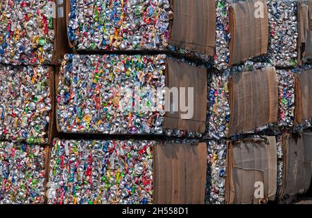 Balle di lattine di alluminio frantumate Foto Stock