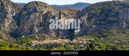 FRANCIA. ALPES DE HAUTE PROVENCE (04) VILLAGGIO DI MOUSTIERS SAINTE MARIE, NEL PARCO NAZIONALE DEL VERDON. CAPITALE DELLA TERRACOTTA, UNA DELLE PIÙ BELLE Foto Stock