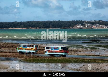 ST HELIER, JERSEY, ISOLE DEL CANALE - 08 AGOSTO 2021: Il traghetto anfibio dalla baia di St Aubin e dal castello di Elizabeth alla bassa marea Foto Stock