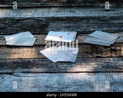 Gioco di carte asso di cuori su un tavolo di legno. Foto Stock