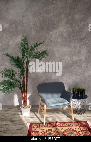 parete di design grigio testurizzato all'interno con una poltrona e un fiore artificiale. Foto Stock