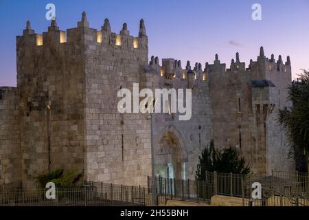 Vista di Nablus di gate o di Bab al-Amud chiamato anche Damasco gate sul bordo settentrionale del Ottoman mura che circondano la città vecchia di Gerusalemme Israele Foto Stock