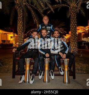 36 Negrao Andre (bra), Lapierre Nicolas (fra), Vaxiviere Matthieu (fra), Alpine Elf Matmut, Alpine A480 - Gibson, ritratto Sinault Philippe (fra), team principal e titolare della Signatech Racing, portait durante la cerimonia di premiazione del Campionato Mondiale di Endurance 2021, FIA WEC, sul circuito Internazionale del Bahrain, dal 4 al 6 novembre 2021 a Sakhir, Bahrain - Foto: Germain Hazard/DPPI/LiveMedia Foto Stock