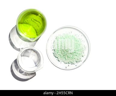 Polvere di alluminio in vetro da orologio chimico. Primo piano ingrediente  chimico su tavola bianca da laboratorio. Vista dall'alto Foto stock - Alamy