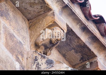 Un misterioso corbel sotto le grondaie della chiesa di Santa María de la Oliva, Villaviciosa, Asturie. Romanico e pre-romanico delle Asturie, Spagna Foto Stock