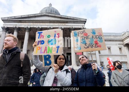 Londra, Regno Unito. 6 novembre 2021. I manifestanti hanno visto appostati con cartelli che dicevano "non c'è pianeta B", E 'per i bambini sake' durante la dimostrazione.migliaia di persone hanno marciato dalla Banca d'Inghilterra a Trafalgar Square come parte della Giornata Mondiale d'azione per la Giustizia climatica, mentre i leader mondiali hanno continuato a incontrarsi a Glasgow per la conferenza COP26 sul cambiamento climatico. Credit: SOPA Images Limited/Alamy Live News Foto Stock