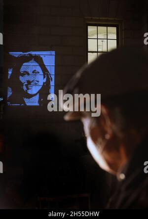 Londra, Regno Unito. 05 novembre 2021. Un ritratto di Nasanin è proiettato sul muro mentre Richard Ratcliffe e la figlia Gabriella tengono una veglia a lume di candela fuori dall'Ufficio degli Esteri per la loro moglie e madre Nazanin Zaghari-Ratcliffe, che è stata arrestata in Iran dal 2016, incarcerata con l'accusa di complottare per rovesciare il governo iraniano. Credit: SOPA Images Limited/Alamy Live News Foto Stock