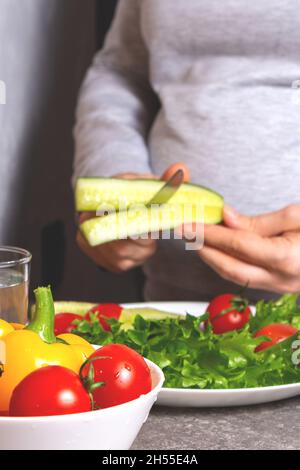 Donna incinta e verdure fresche. Cibo sano. Foto Stock