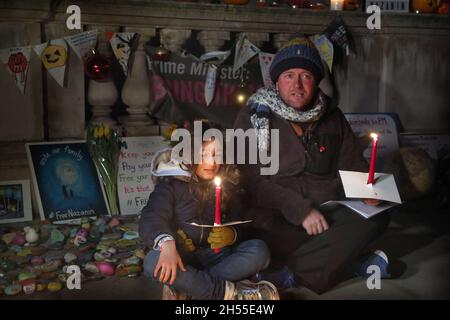 Londra, Regno Unito. 05 novembre 2021. Richard Ratcliffe e la figlia Gabriella detengono una veglia a lume di candela fuori dall'Ufficio degli Esteri per la loro moglie e madre Nazanin Zaghari-Ratcliffe, che è stata arrestata in Iran dal 2016, incarcerata con l'accusa di complottare per rovesciare il governo iraniano. (Foto di Martin Pope/SOPA Images/Sipa USA) Credit: Sipa USA/Alamy Live News Foto Stock