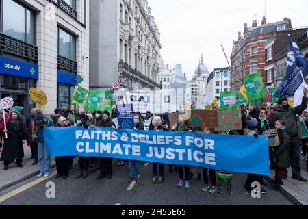 Londra, Regno Unito. 6 novembre 2021. I manifestanti hanno visto tenere una bandiera che dice "fedi & credenze per la giustizia climatica" durante la manifestazione.migliaia di persone hanno marciato dalla Banca d'Inghilterra a Trafalgar Square come parte della Giornata globale d'azione per la giustizia climatica, Mentre i leader mondiali hanno continuato ad incontrarsi a Glasgow per la conferenza COP26 sui cambiamenti climatici. (Foto di Belinda Jiao/SOPA Images/Sipa USA) Credit: Sipa USA/Alamy Live News Foto Stock