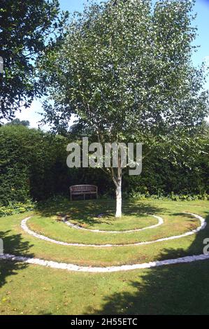 Le conchiglie di cuoio capelluto segnano il percorso nel Giardino spiraloso a Dalemain Mansion & Historic Gardens, Lake District National Park, Cumbria, Inghilterra, Regno Unito. Foto Stock