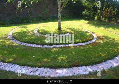 Le conchiglie di cuoio capelluto segnano il percorso nel Giardino spiraloso a Dalemain Mansion & Historic Gardens, Lake District National Park, Cumbria, Inghilterra, Regno Unito. Foto Stock