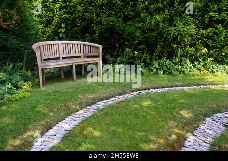 Le conchiglie di cuoio capelluto segnano il percorso nel Giardino spiraloso a Dalemain Mansion & Historic Gardens, Lake District National Park, Cumbria, Inghilterra, Regno Unito. Foto Stock