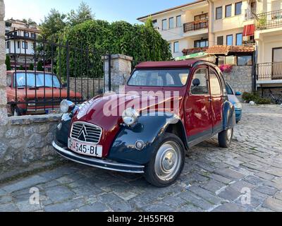 Macedonia, Ohrid - 31 agosto 2021: Citroen 2 cv auto presumibilmente di produzione jugoslava Foto Stock