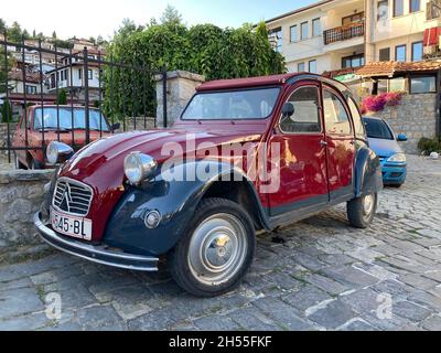 Macedonia, Ohrid - 31 agosto 2021: Citroen 2 cv auto presumibilmente di produzione jugoslava Foto Stock