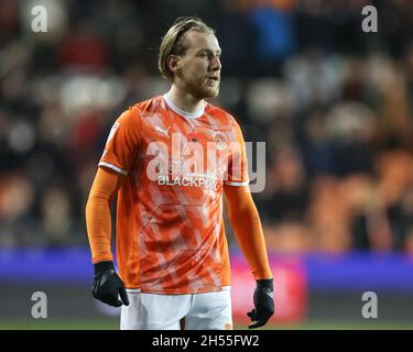 Blackpool, Regno Unito. 6 novembre 2021. Josh Bowler #11 di Blackpool durante il gioco a Blackpool, Regno Unito il 11/6/2021. (Foto di Mark Cosgrove/News Images/Sipa USA) Credit: Sipa USA/Alamy Live News Foto Stock