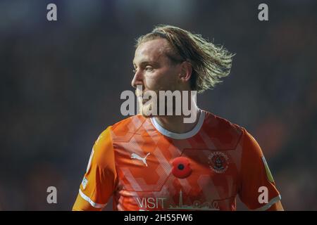 Blackpool, Regno Unito. 6 novembre 2021. Josh Bowler #11 di Blackpool durante il gioco a Blackpool, Regno Unito il 11/6/2021. (Foto di Mark Cosgrove/News Images/Sipa USA) Credit: Sipa USA/Alamy Live News Foto Stock