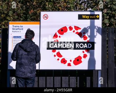 Cartello della stazione ferroviaria Poppy Appeal Foto Stock