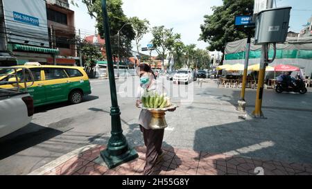 Venditore Lady pedonale indossare maschera Khaosan Road o Khao San Road Phra Nakhon District Bangkok Thailandia Foto Stock