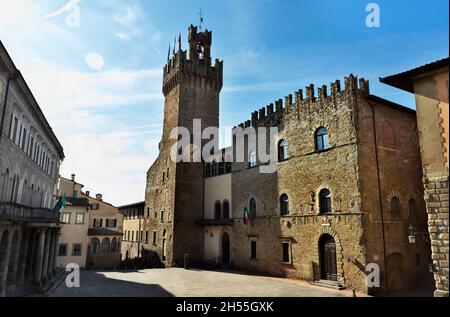 Arezzo , Italia , Palazzo dei Priori sede del Municipio con torre medievale Foto Stock