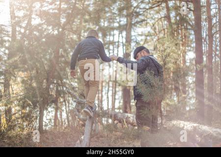 Padre e figlio abbracciano il parco autunnale, poco profondo di campo. Attiva vacanza in famiglia Foto Stock