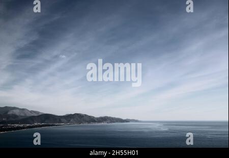 Vista sul golfo di Gaeta nel Tirreno da Terracina , in lontananza Sperlonga e Gaeta Foto Stock
