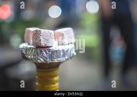 Primo piano Vista di una testa Araba Hookah con carbone incandescente su di esso Foto Stock