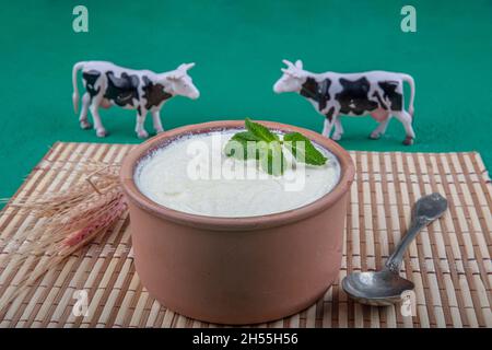 Naturale, yogurt in casseruola ciotola su tavola di legno con spoon.Close up take.Turkish e greco tradizionale latte alimentare yogurt o strained yogurt in casse Foto Stock