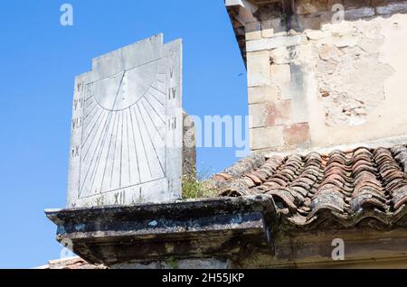 Una meridiana, chiesa di San Juan de Amandi, Villaviciosa, Asturias. Romanico e pre-romanico nelle Asturie Foto Stock