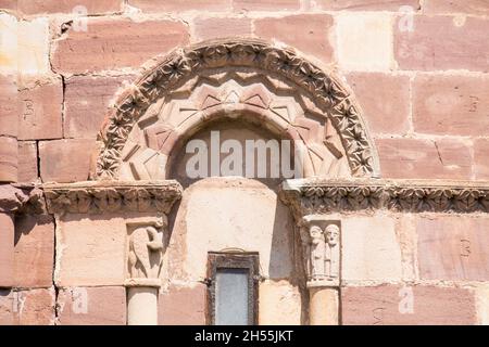 Chiesa di San Juan de Amandi, Villaviciosa, Asturie. Finestra nell'abside con diversi intagli in pietra. Romanico e pre-romanico nelle Asturie Foto Stock
