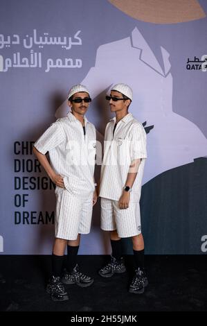 Gli emirati gemellano Mohammed e Humaid Hadban in arrivo alla mostra “Dior Designer of Dreams”, nel centro M7 di Doha, Qatar, il 5 novembre, 2021. Foto di Balkis Press/ABACAPRESS.COM Foto Stock