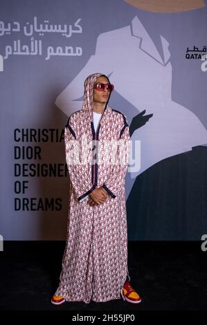 Tariq Hajjaj (figlio dell'artista marocchino Hassan Hajjaj) arriva alla mostra Dior Designer of Dreams, nel centro M7 di Doha, in Qatar, il 5 novembre, 2021. Foto di Balkis Press/ABACAPRESS.COM Foto Stock