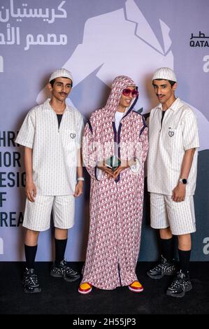 Tariq Hajjaj (centro, figlio dell'artista marocchino Hassan Hajjaj) si presenta con i gemelli Mohammed e Humaid Hadban al momento dell'arrivo alla mostra «Dior Designer of Dreams», nel centro M7 di Doha, in Qatar, il 5 novembre, 2021. Foto di Balkis Press/ABACAPRESS.COM Foto Stock