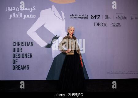 Il modello canadese-sudafricano Maye Musk arriva alla mostra Dior Designer of Dreams, presso il centro M7 di Doha, in Qatar, il 5 novembre, 2021. Foto di Balkis Press/ABACAPRESS.COM Foto Stock