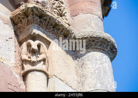 Chiesa di San Juan de Amandi, Villaviciosa, Asturie. Particolare di una capitale esterna a forma di uccelli scolpiti in pietra. Romanico e pre-Romane Foto Stock