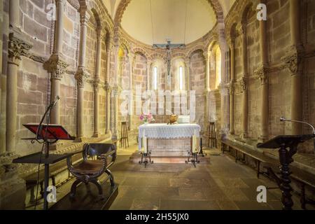 Chiesa di San Juan de Amandi, Villaviciosa, Asturie. Vista dell'altare con la croce di Cristo al centro. Arco romanico e pre-romanico Foto Stock