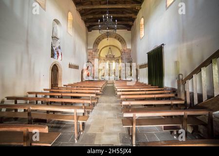 Una chiesa di San Juan de Amandi, Villaviciosa, Asturias. Vista interna pianta generale. Romanico e pre-romanico delle Asturie Foto Stock