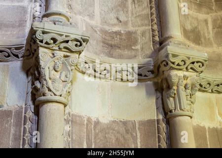 Chiesa di San Juan de Amandi, Villaviciosa, Asturie. Due capitelli di arenaria. Romanico e pre-romanico delle Asturie Foto Stock