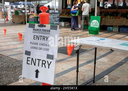 Sydney, Manly Beach Farmers produce mercato richiede ai visitatori di effettuare il check-in utilizzando il Service NSW QR code, Sydney, Australia Foto Stock