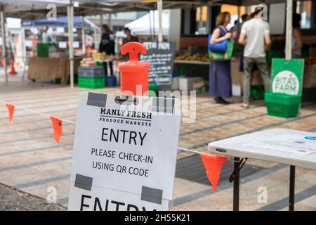 Sydney, Manly Beach Farmers produce mercato richiede ai visitatori di effettuare il check-in utilizzando il Service NSW QR code, Sydney, Australia Foto Stock