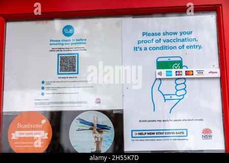 Il negozio di Sydney richiede ai clienti di mostrare la prova della doppia vaccinazione e di effettuare il check-in con l'app Service NSW QR, Australia Foto Stock