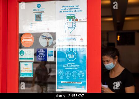 Australia, covid 19 requisiti per l'ingresso al cafe' di vaccinazione dello spettacolo e check in con codice QR, cameriera che indossa la maschera facciale, Manly Beach Sydney Foto Stock