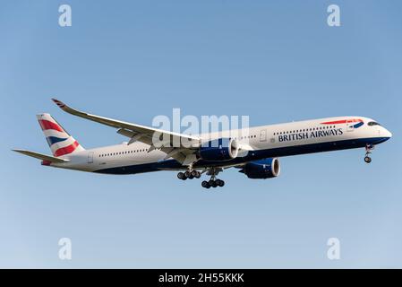 British Airways Airbus A350 1000 aereo aereo aereo aereo di linea G-XWBG sull'approccio per atterrare all'aeroporto di Londra Heathrow, Regno Unito. Velivolo nuovo e moderno Foto Stock