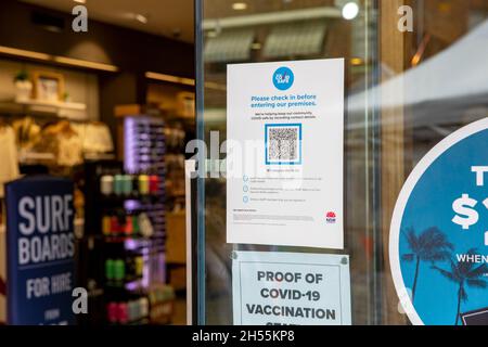 Sydney, negozio di surf a Manly Beach richiede ai clienti di effettuare il check-in con il codice QR e di mostrare la prova della vaccinazione prima di entrare in Australia Foto Stock